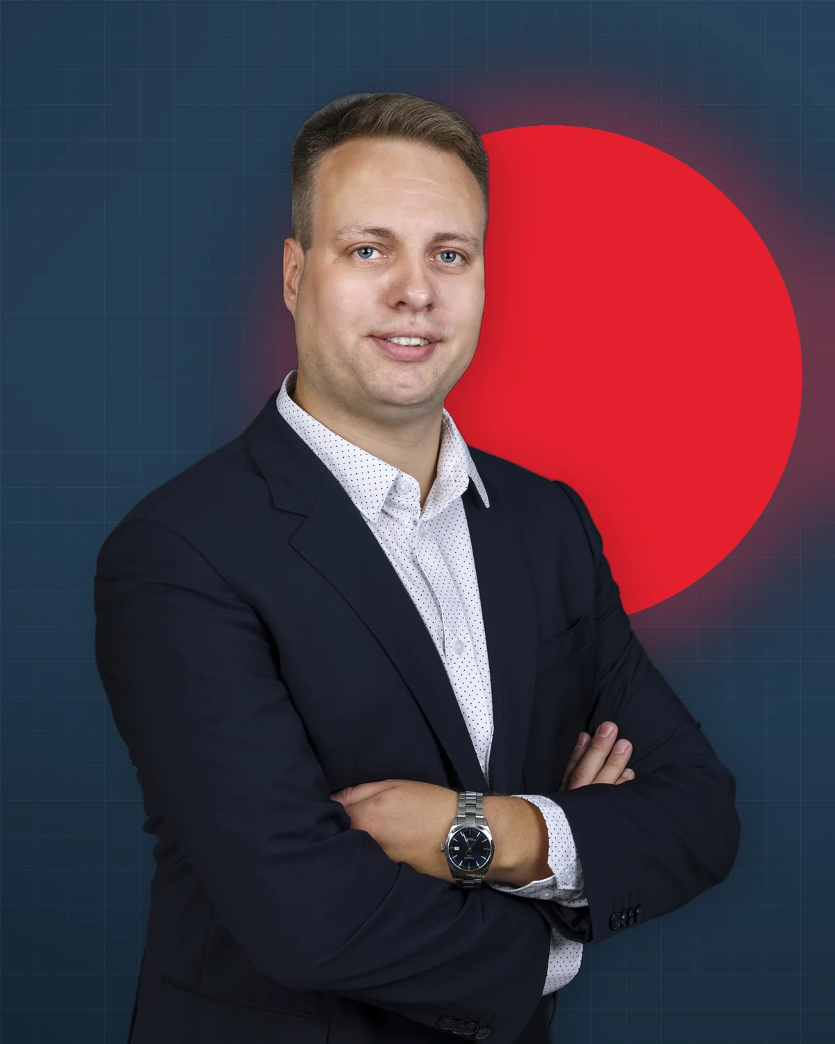 Nils Lappenbusch vor dunkelblauem Hintergrund mit rotem Kreis