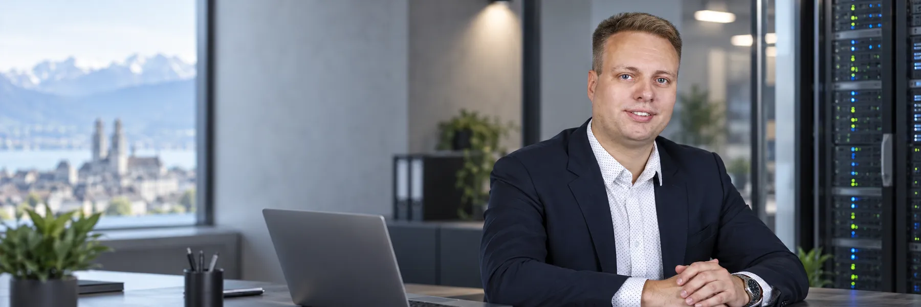 Nils Lappenbusch am Schreibtisch, links der Blick auf Zürich, rechts Serverschränke